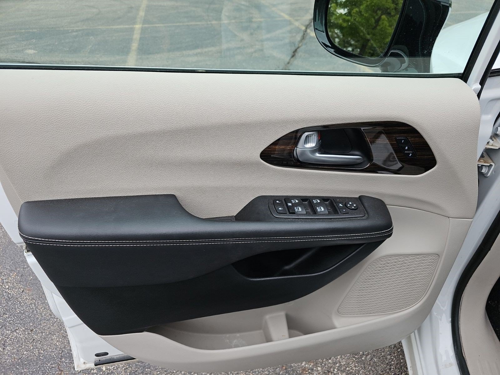 Used 2024 Chrysler Pacifica Limited w/ Trailer Tow Group FWD image 21