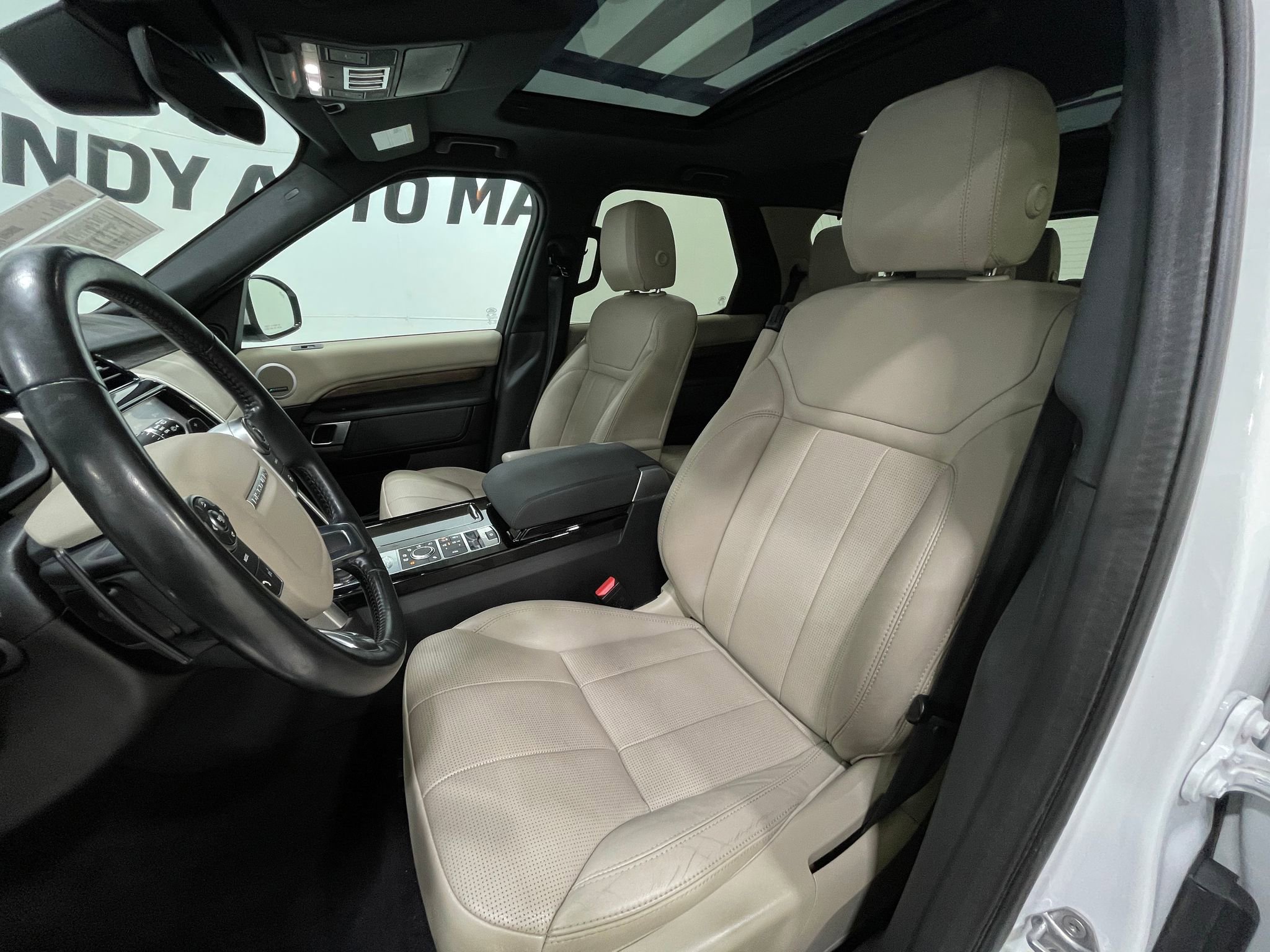 Used 2018 Land Rover Discovery HSE image 14