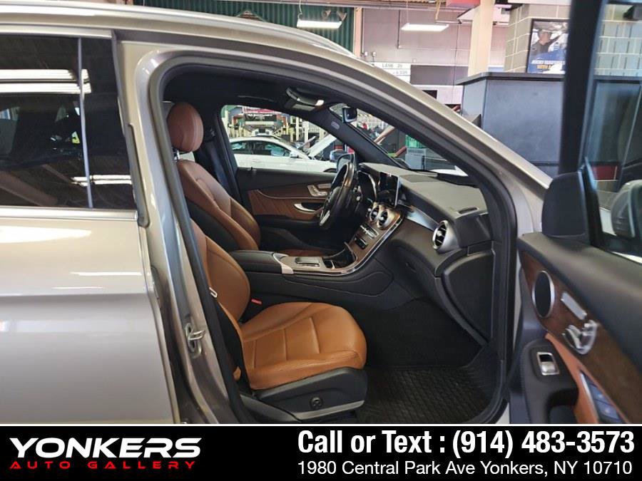 Used 2022 Mercedes-Benz GLC 300 4MATIC w/ AMG Line image 9