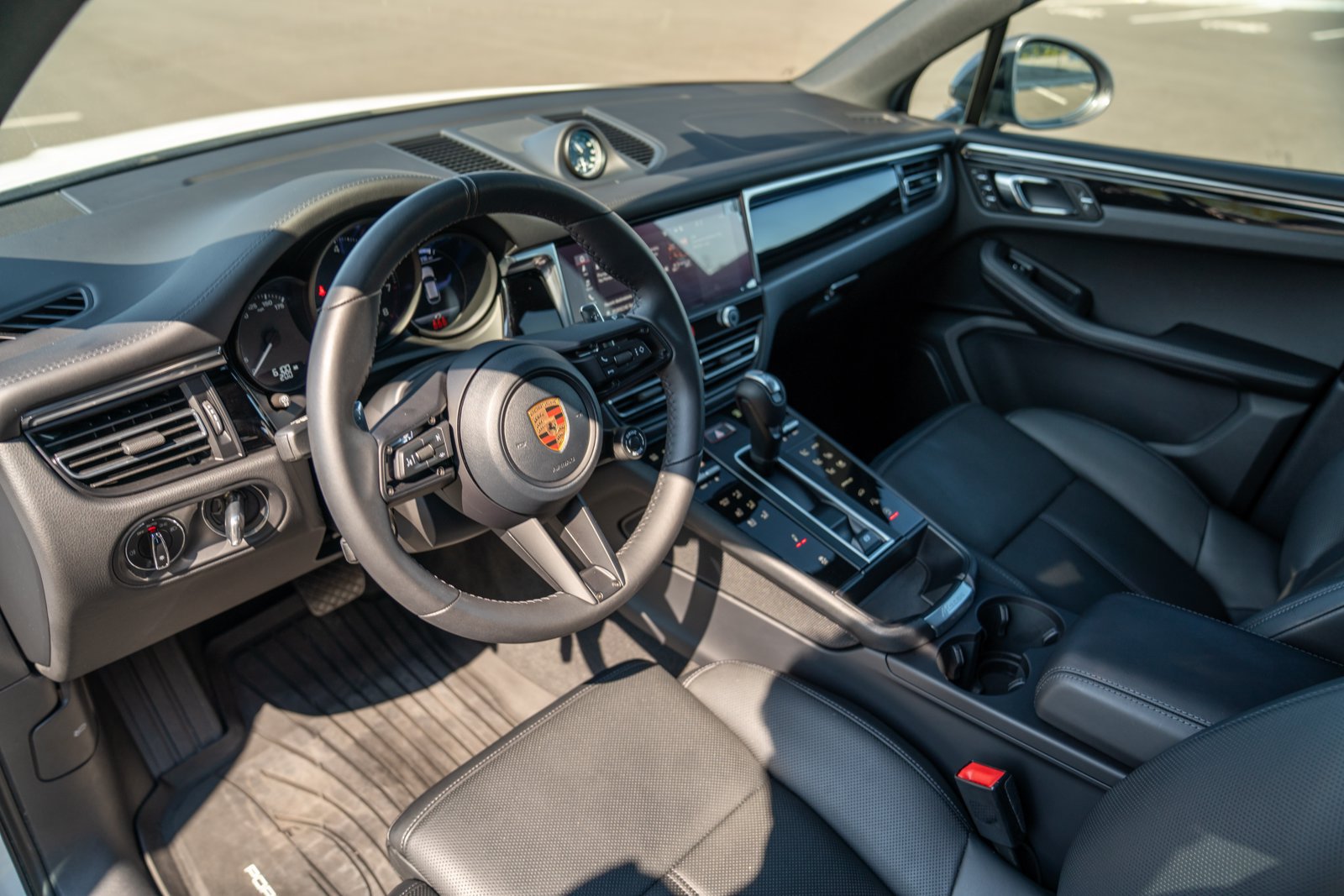 Certified 2026 Porsche Macan Turbo AWD/4WD image 4