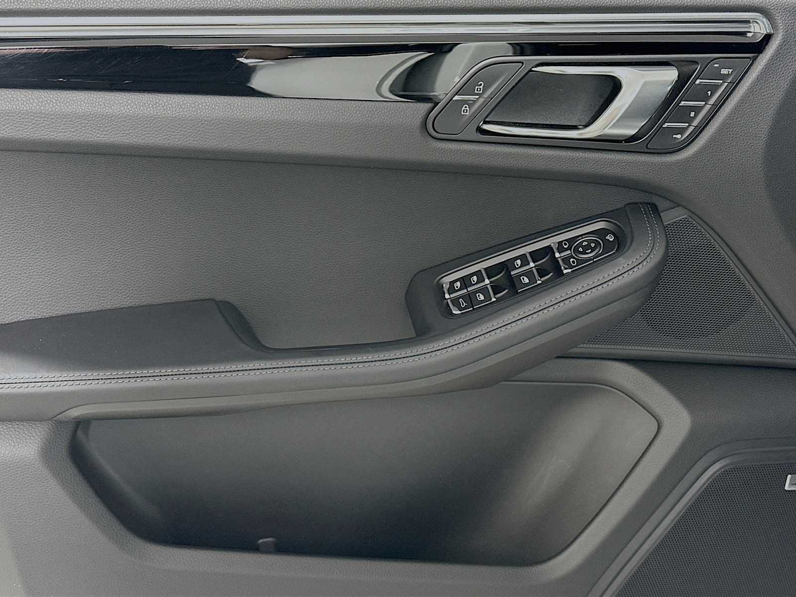 Certified 2025 Porsche Macan AWD/4WD image 11