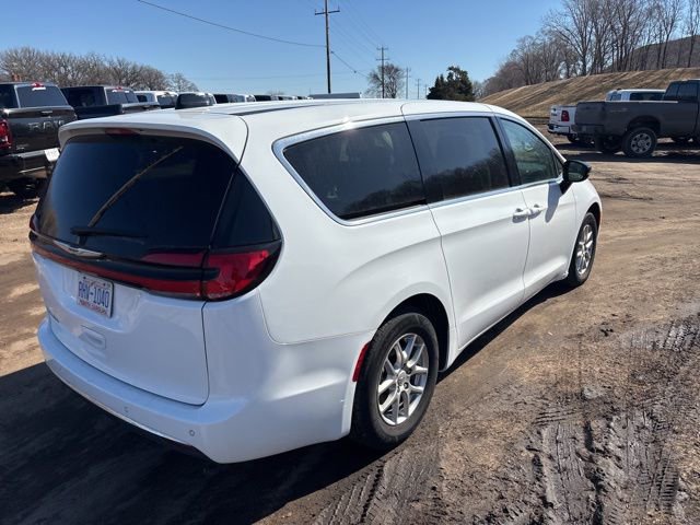 Used 2024 Chrysler Pacifica Touring-L image 8