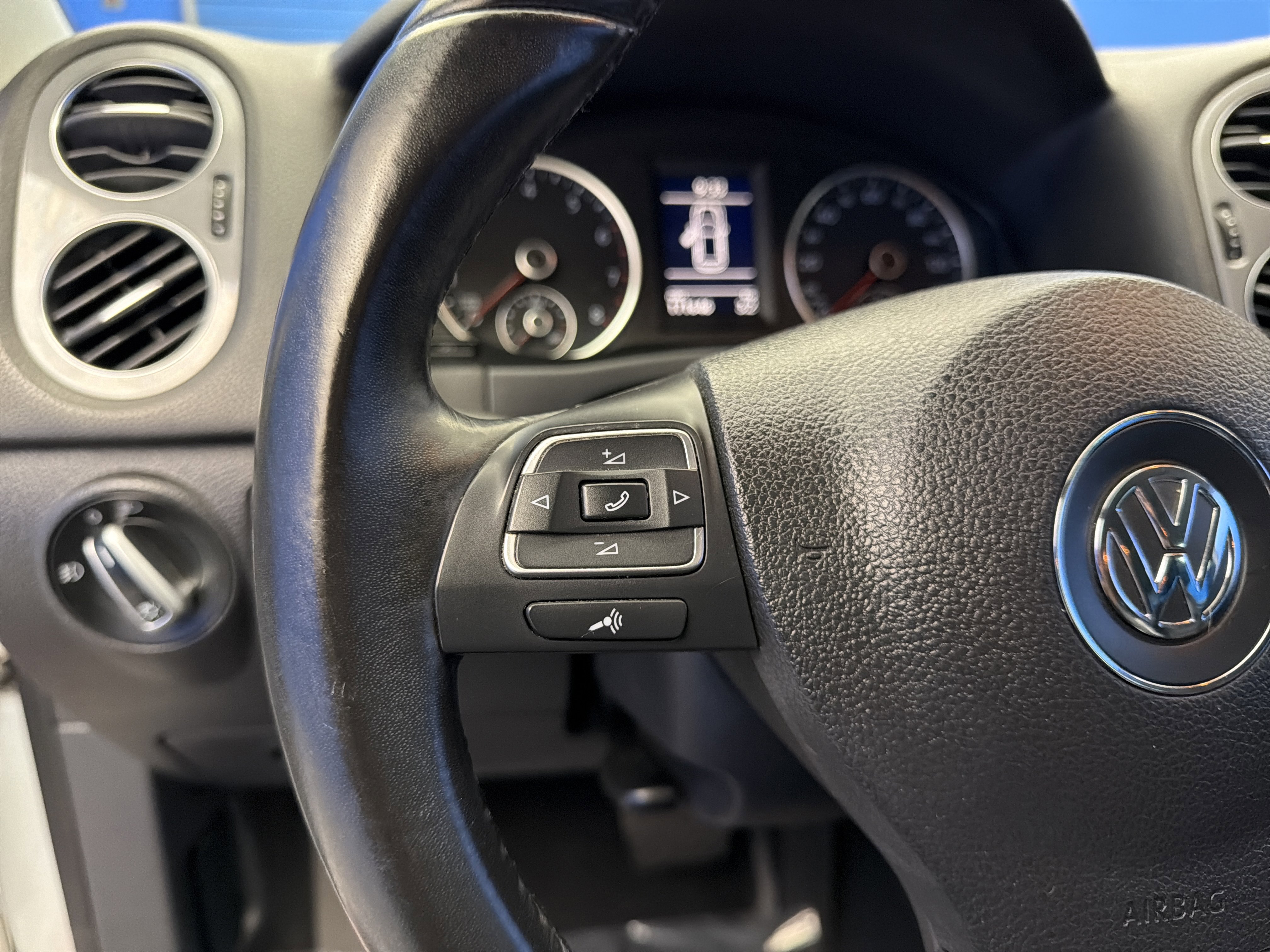 Used 2012 Volkswagen Tiguan SE AWD/4WD image 16