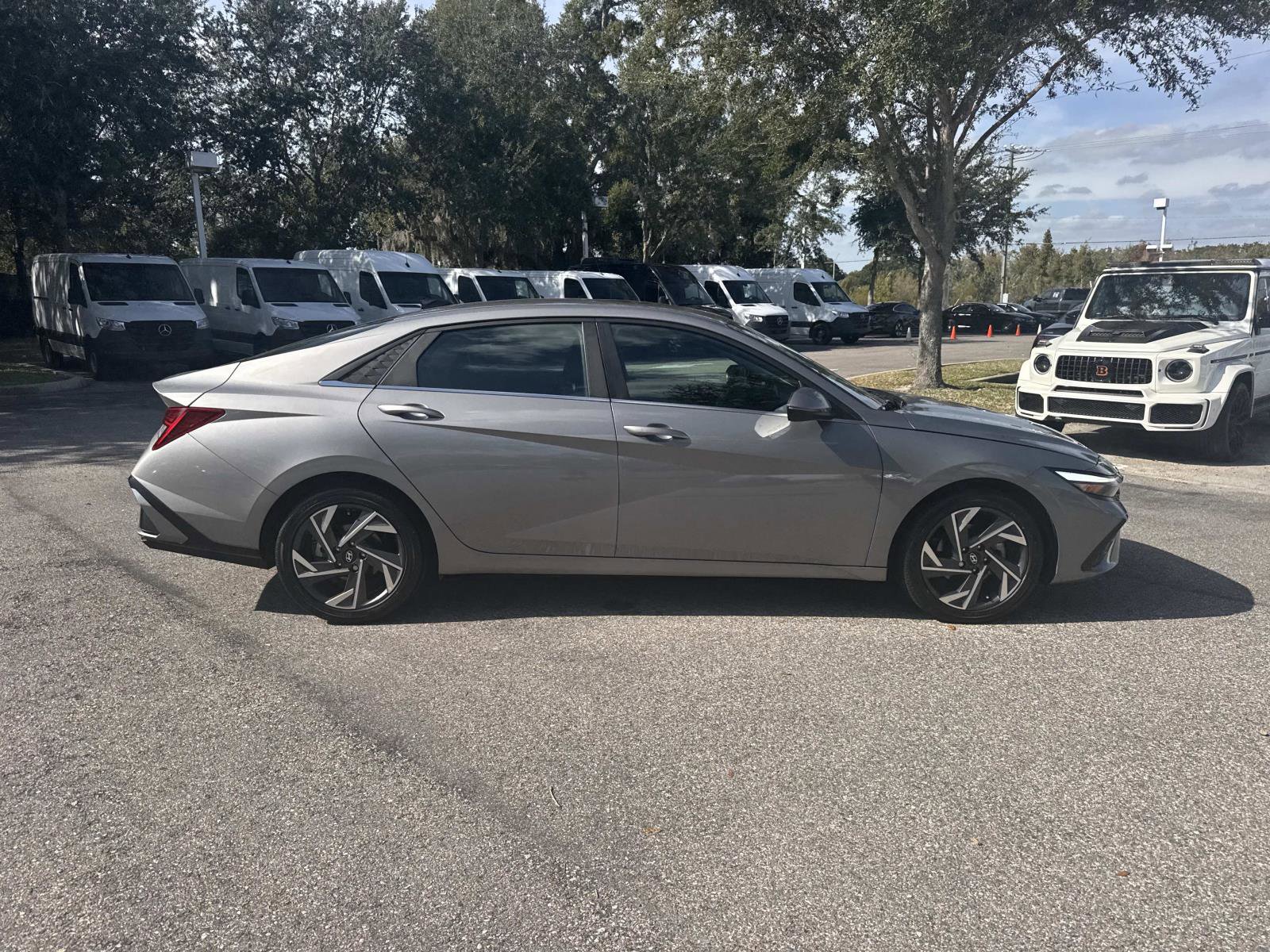 Used 2024 Hyundai Elantra Limited image 2