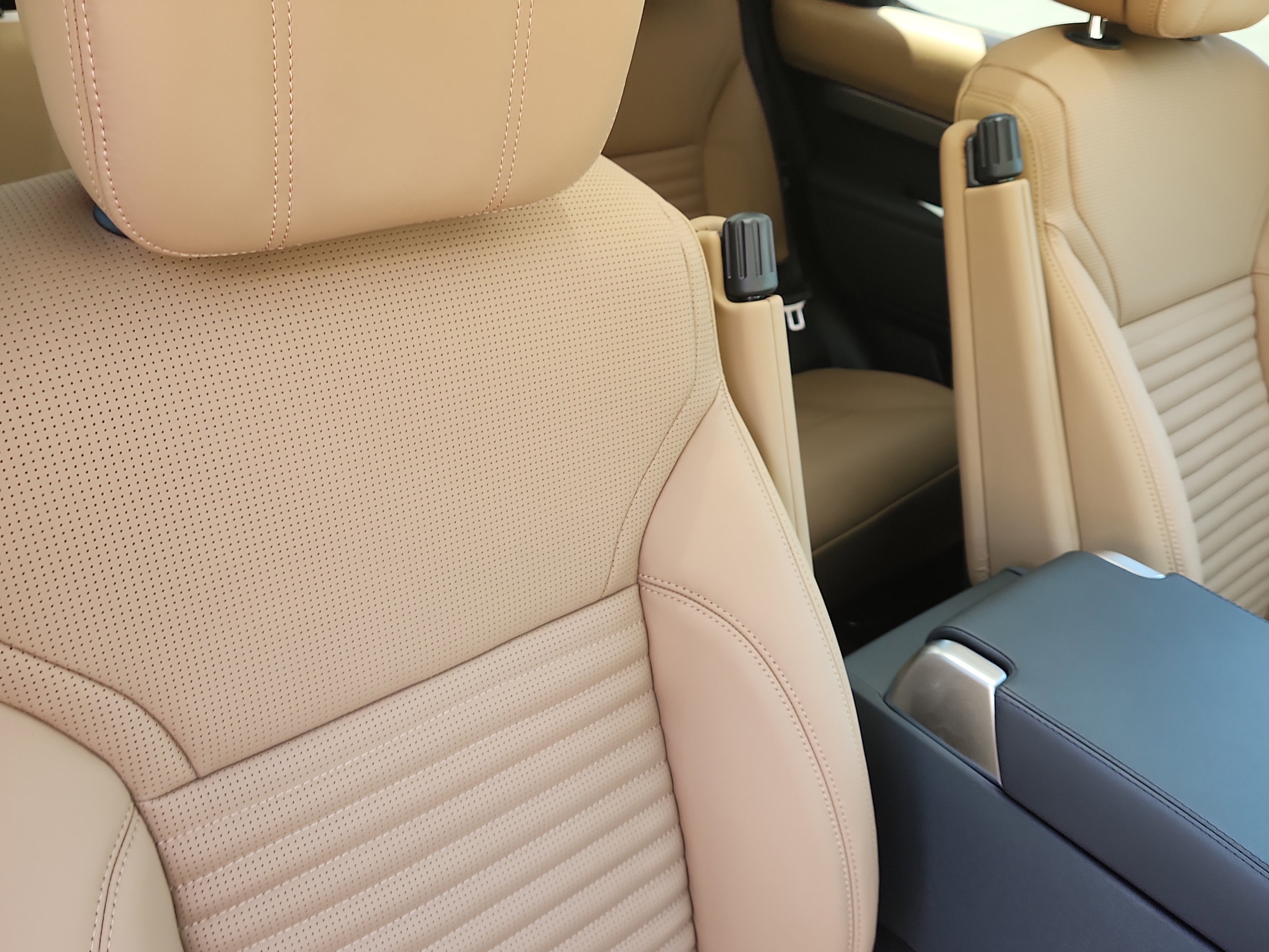 New 2025 Land Rover Discovery Metropolitan Edition image 19