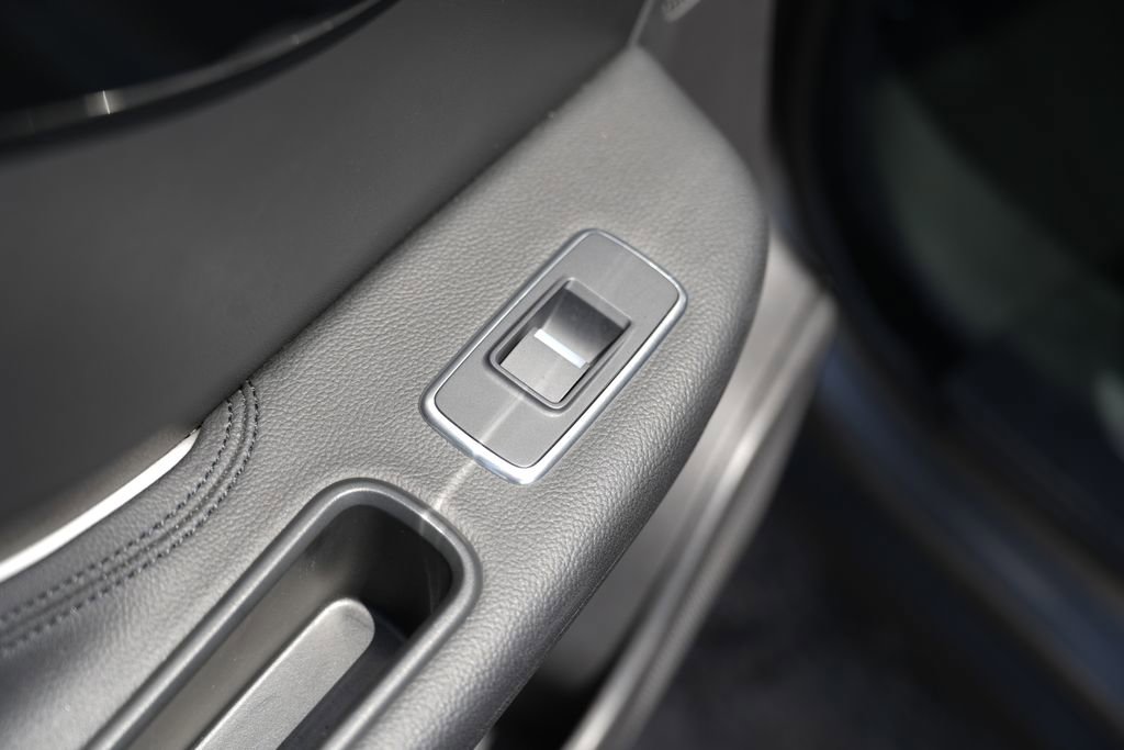 Used 2019 Jaguar F-PACE Premium image 28