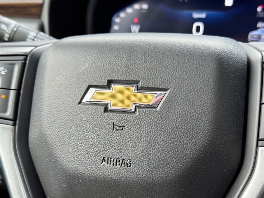 Used 2023 Chevrolet Suburban Premier image 32