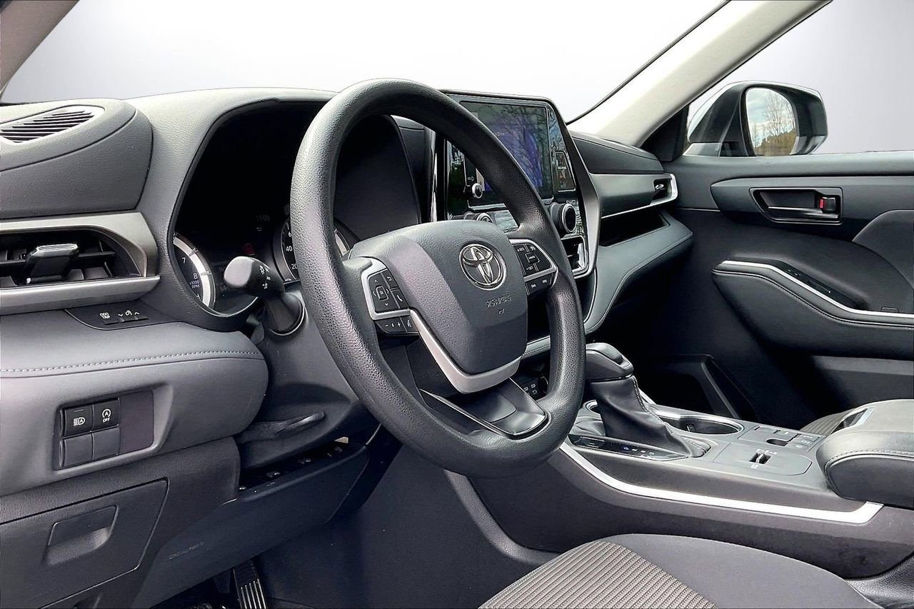 Used 2023 Toyota Highlander L image 18