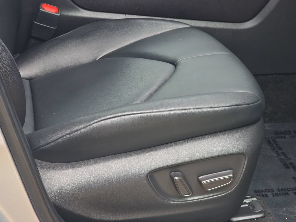 Used 2024 Toyota Highlander XLE AWD/4WD image 12