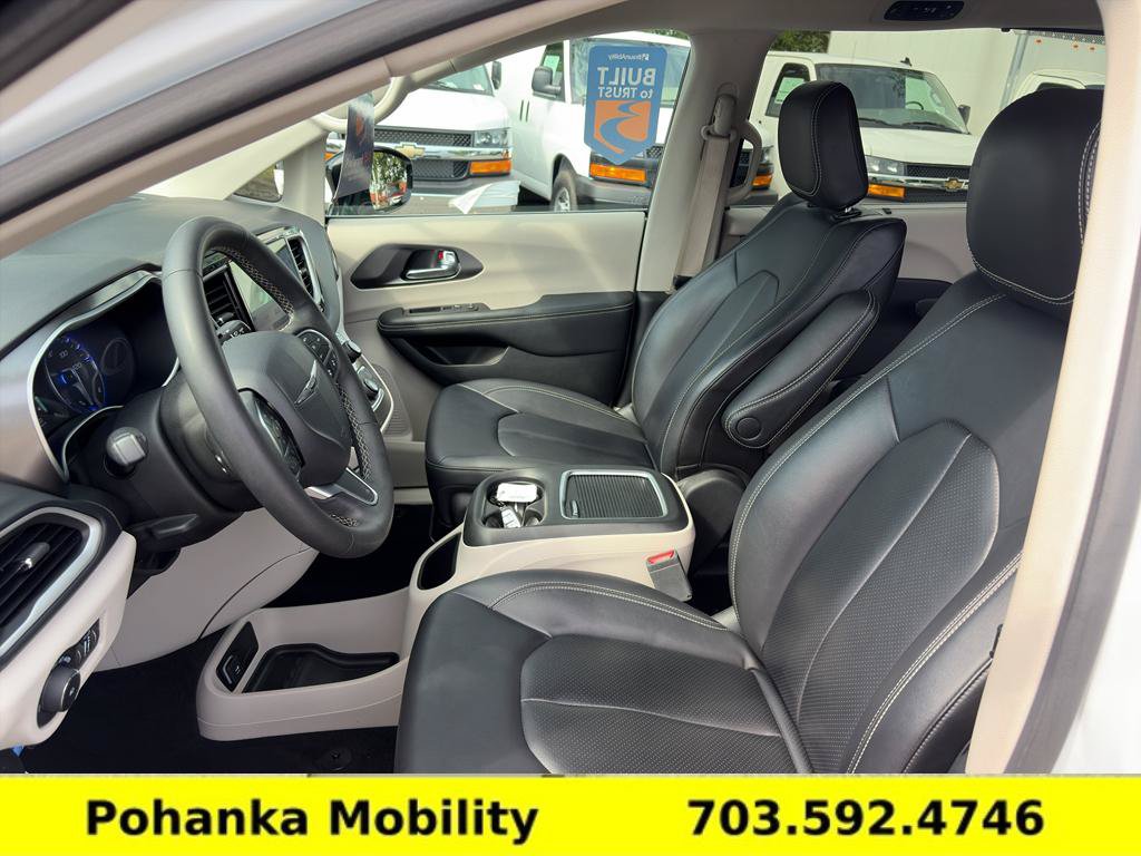 Used 2024 Chrysler Pacifica Touring-L FWD image 25