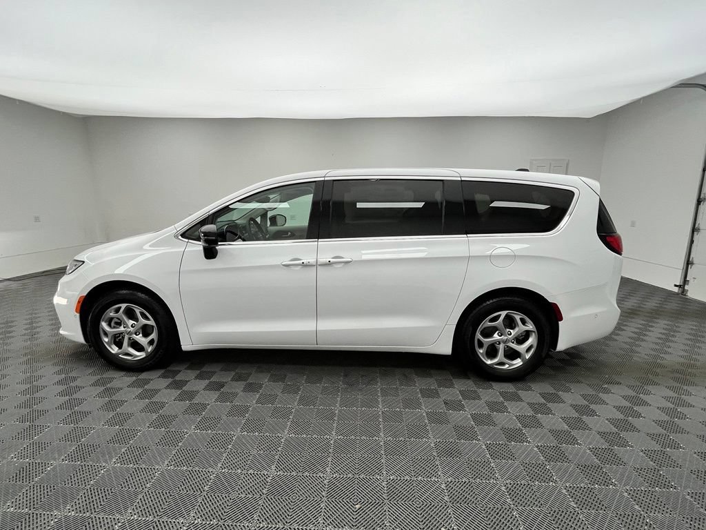 Used 2024 Chrysler Pacifica Limited FWD image 14