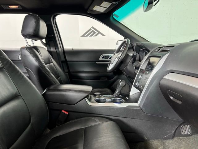 Used 2014 Ford Explorer XLT w/ Equipment Group 202A AWD/4WD image 11