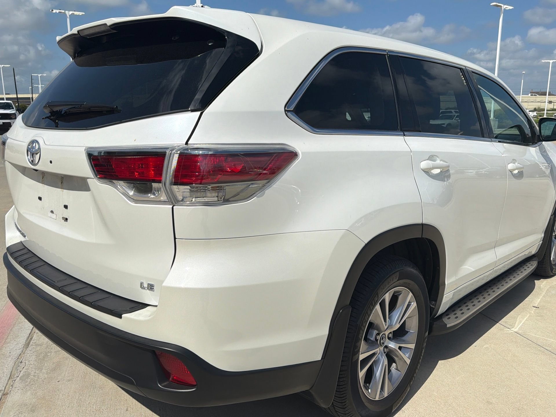 Certified 2016 Toyota Highlander Plus FWD image 3