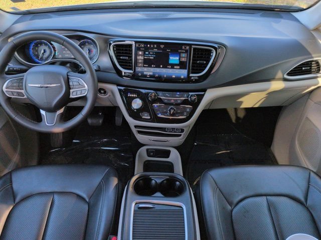 Used 2023 Chrysler Pacifica Touring-L FWD image 13