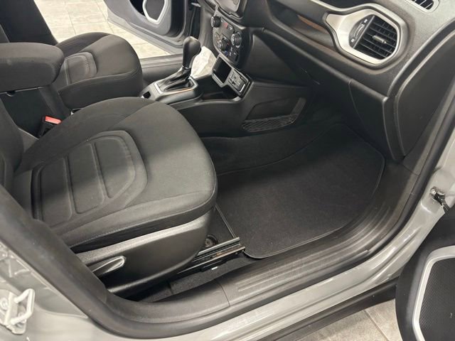 Used 2020 Jeep Renegade Latitude w/ Popular Equipment Group FWD image 31