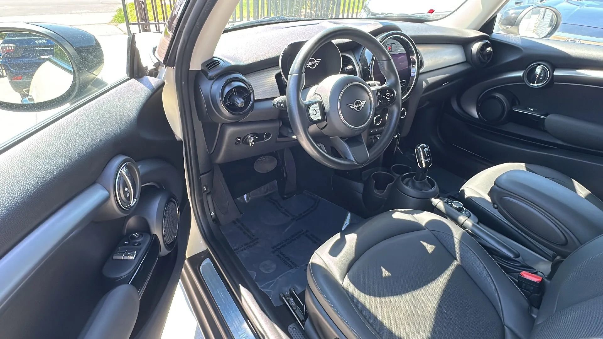 Used 2023 MINI Cooper 2-Door Hardtop image 9