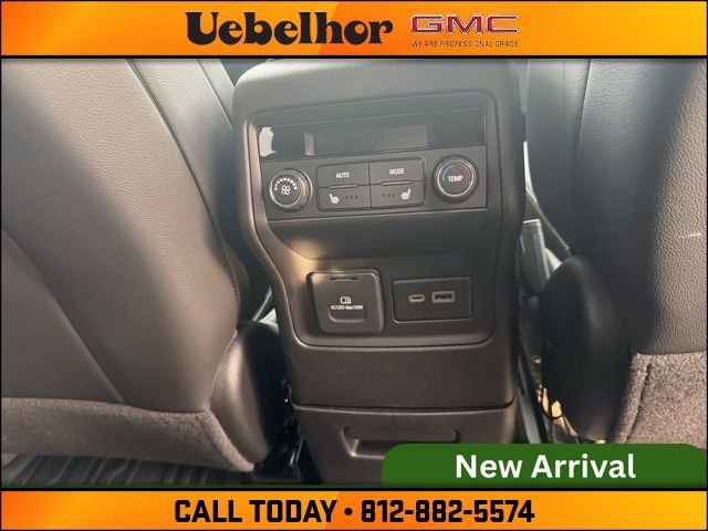 Used 2023 GMC Acadia SLT w/ Preferred Package image 7