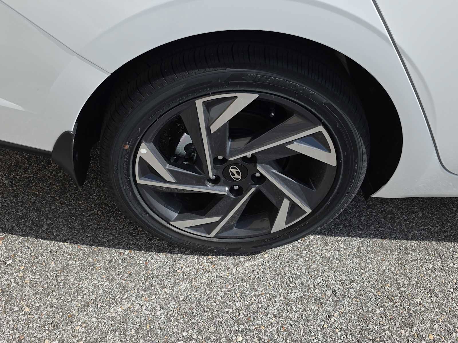 New 2025 Hyundai Elantra Limited image 7