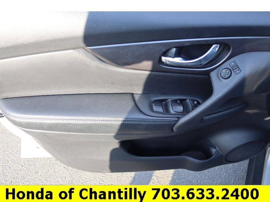 Used 2016 Nissan Rogue S w/ Appearance Package image 19