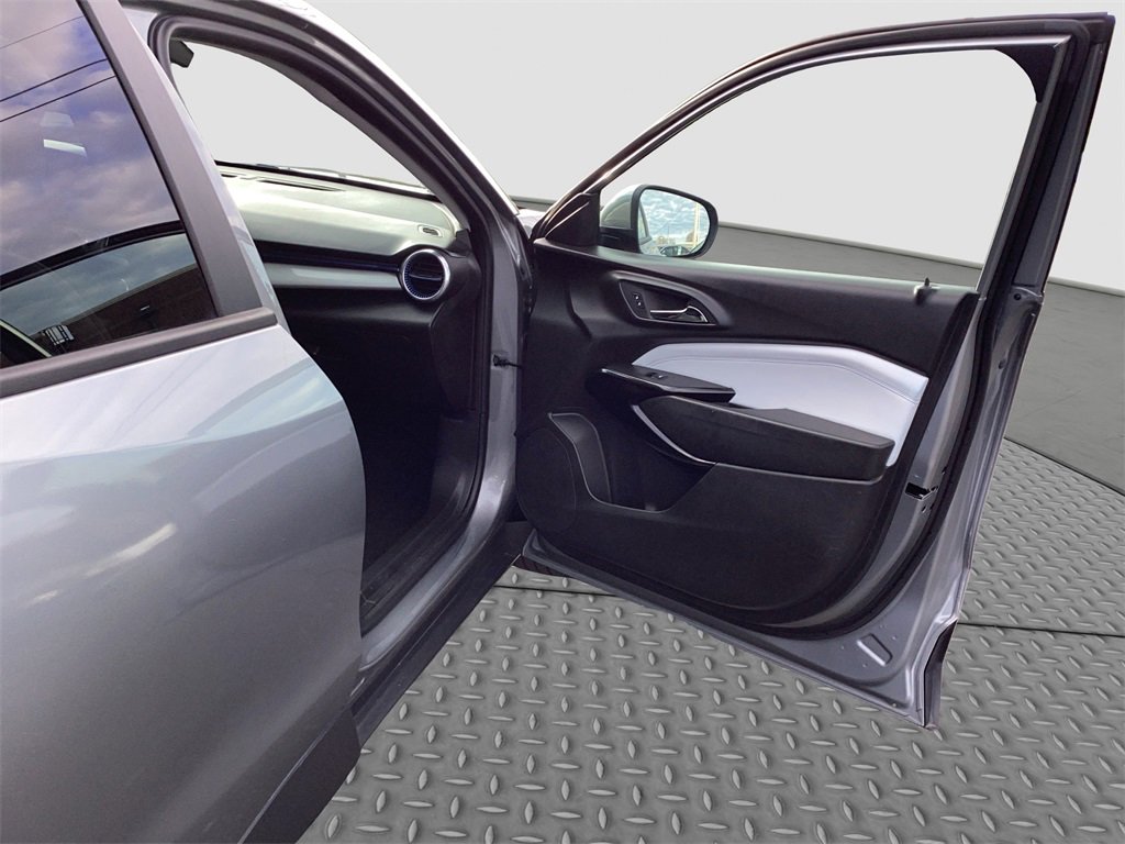 Used 2024 Chevrolet Trax LT w/ LT Convenience Package image 17