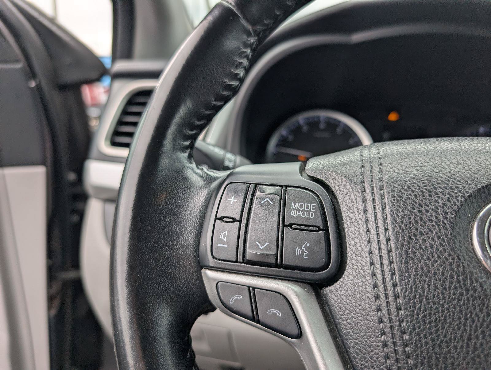 Used 2017 Toyota Highlander Plus AWD/4WD image 14
