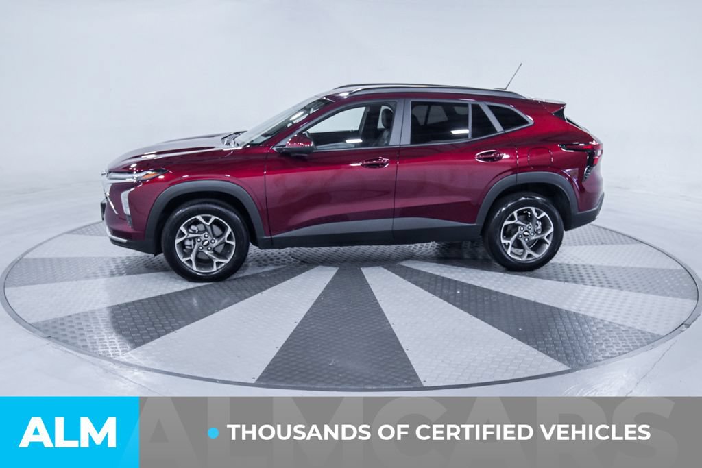 Used 2025 Chevrolet Trax LT FWD image 4