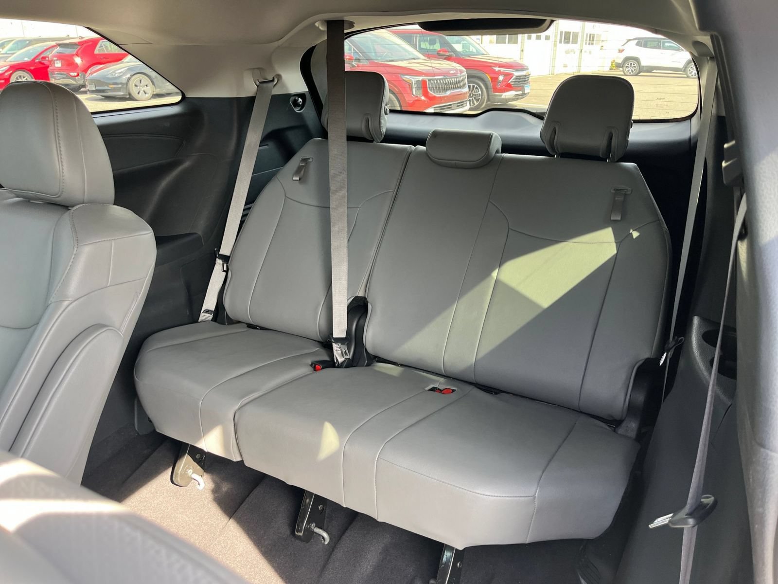 Used 2025 Toyota Sienna XLE FWD image 30