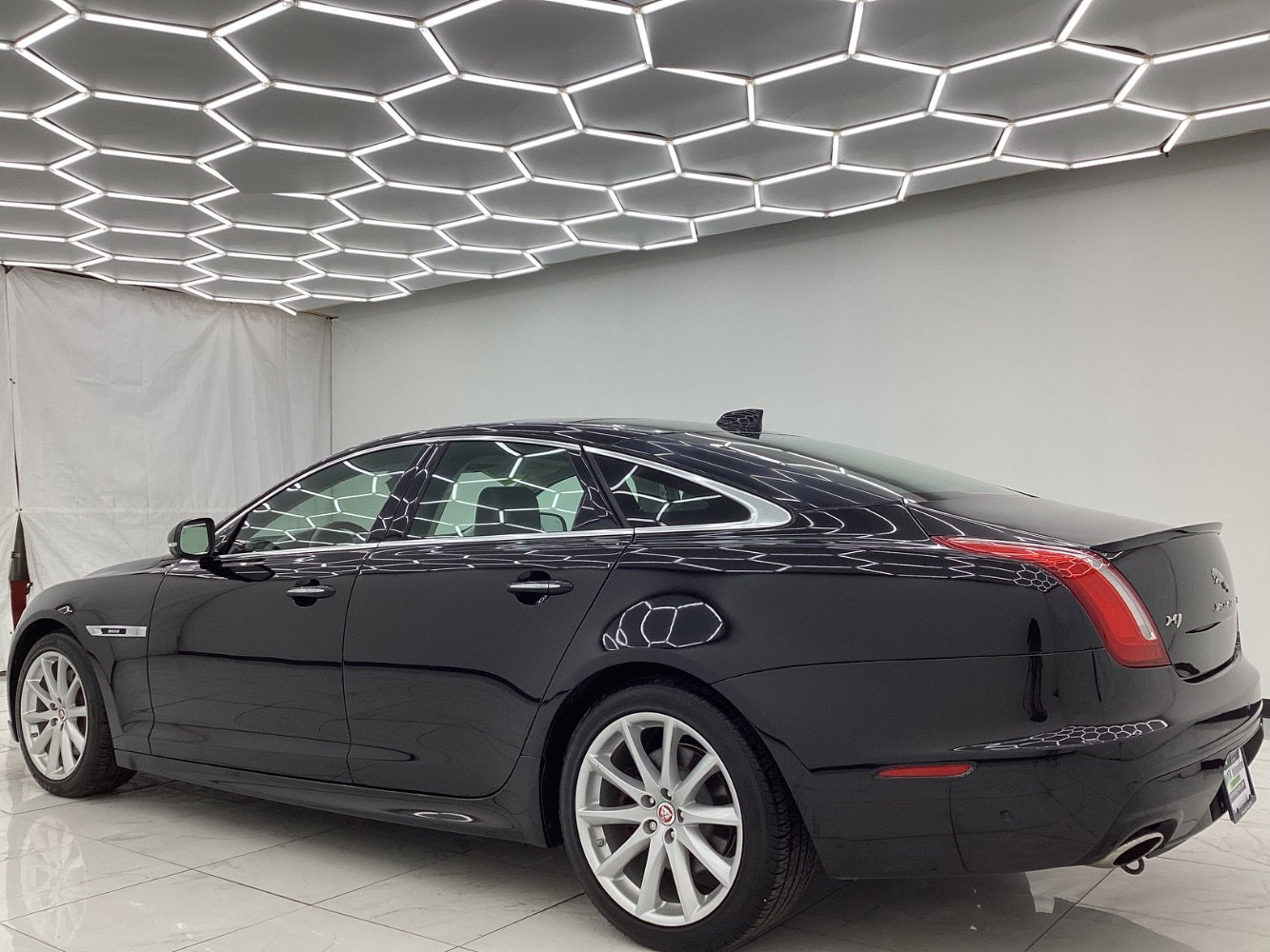 Used 2018 Jaguar XJ R-Sport image 12