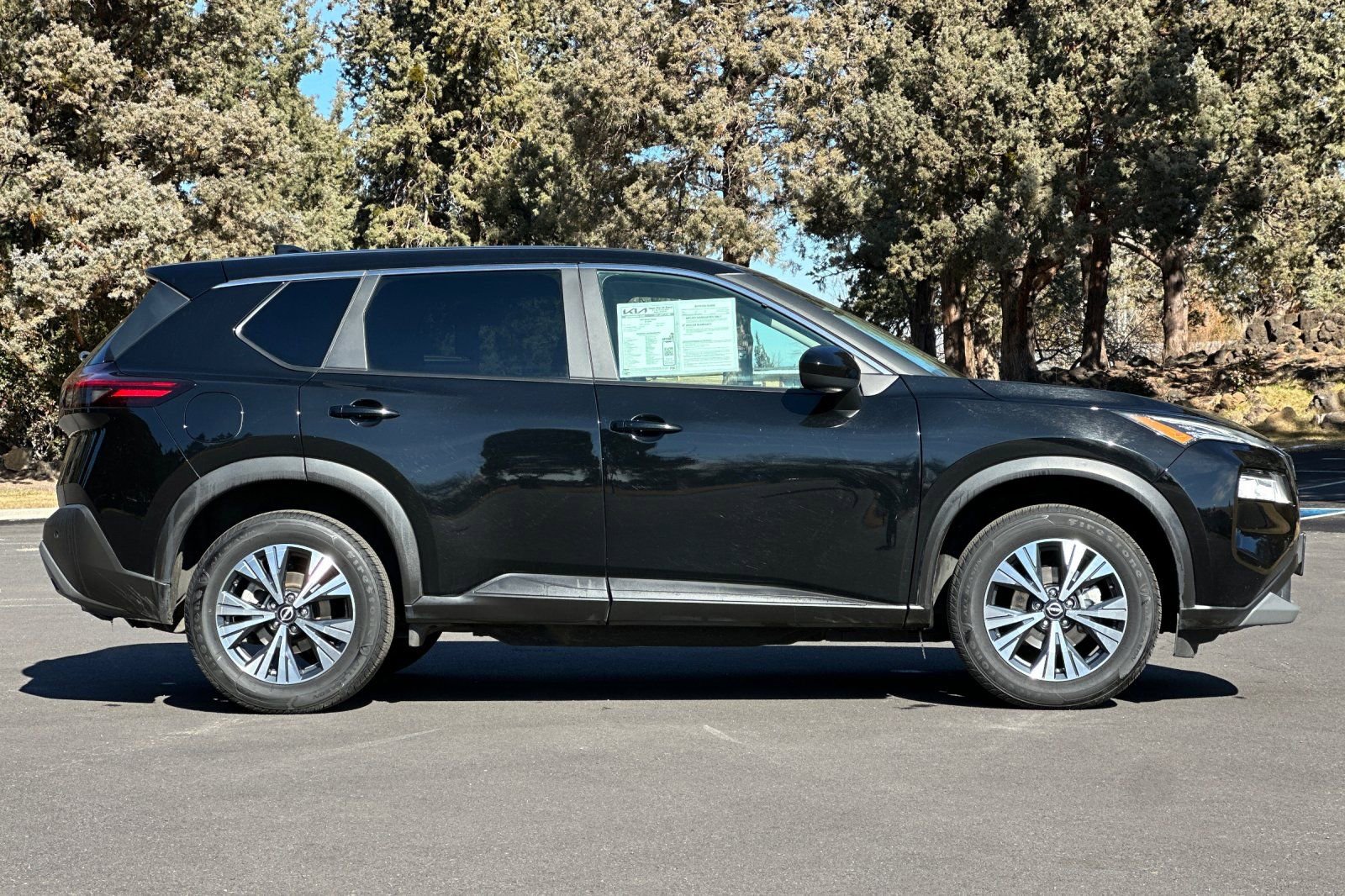 Used 2023 Nissan Rogue SV image 3