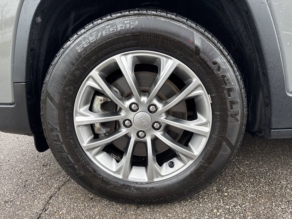 Used 2021 Jeep Cherokee Latitude Plus AWD/4WD image 34