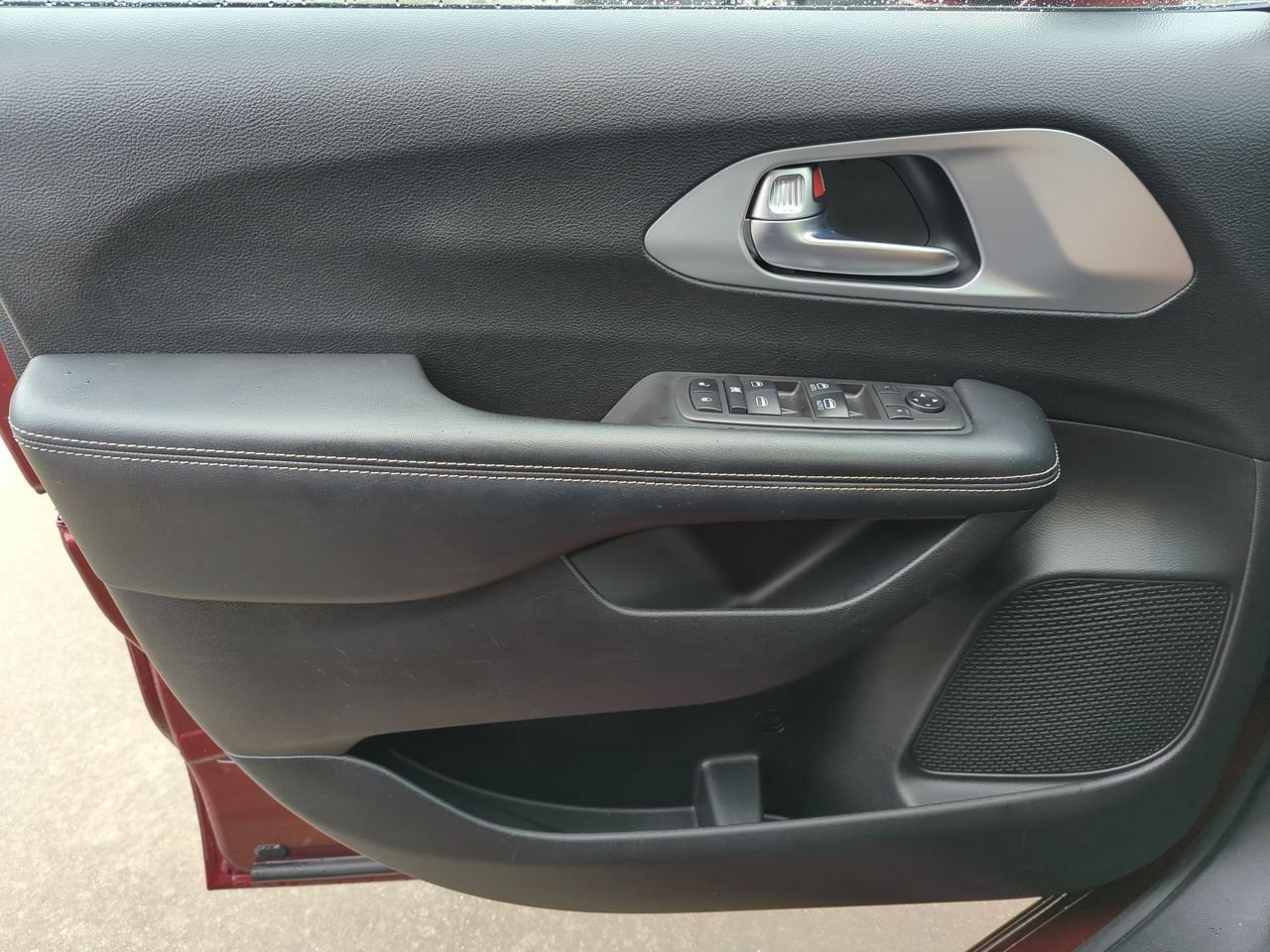 Used 2021 Chrysler Pacifica Touring w/ S Appearance Package FWD image 18