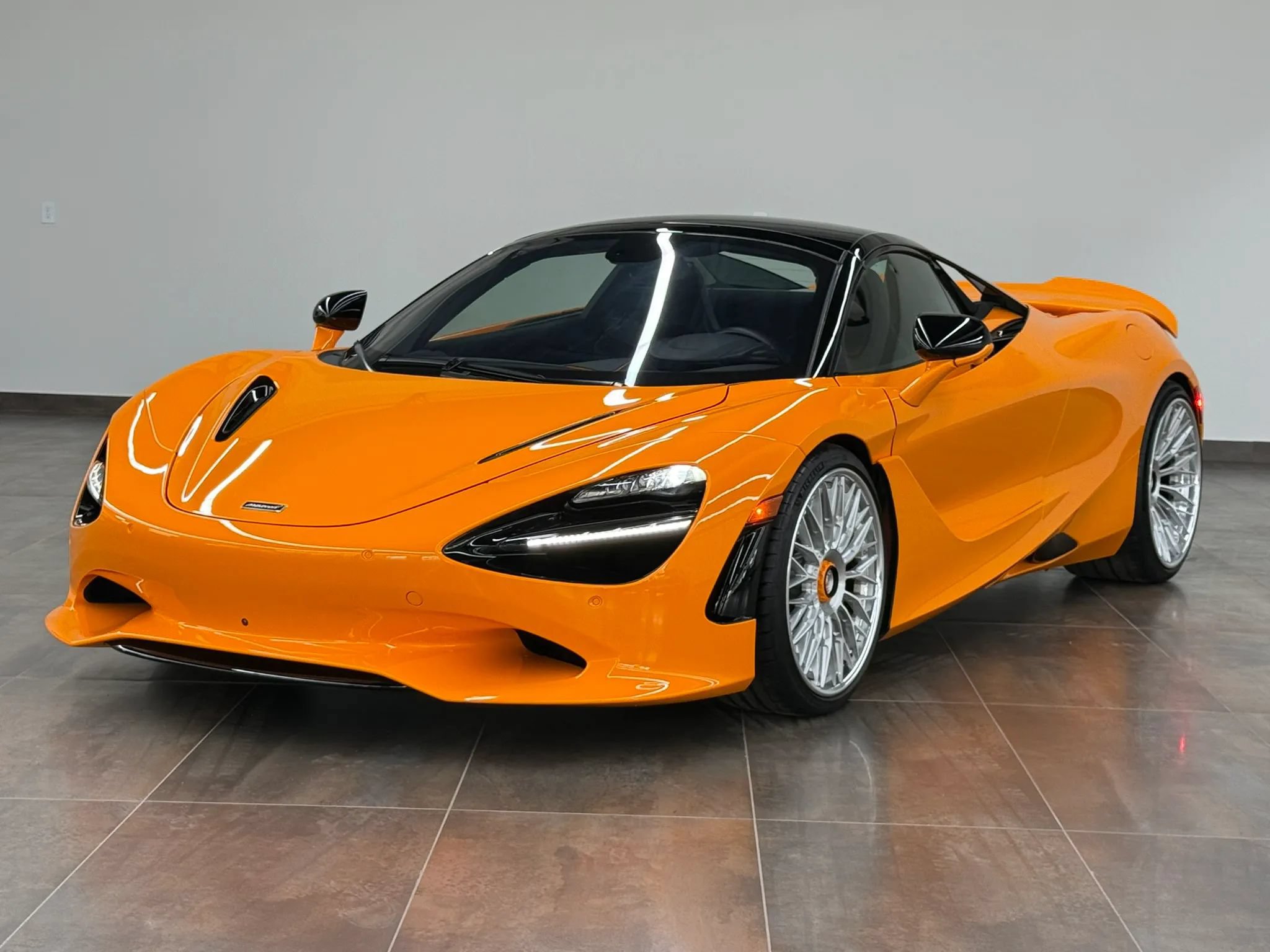 Used 2025 McLaren 750S Spider RWD image 2