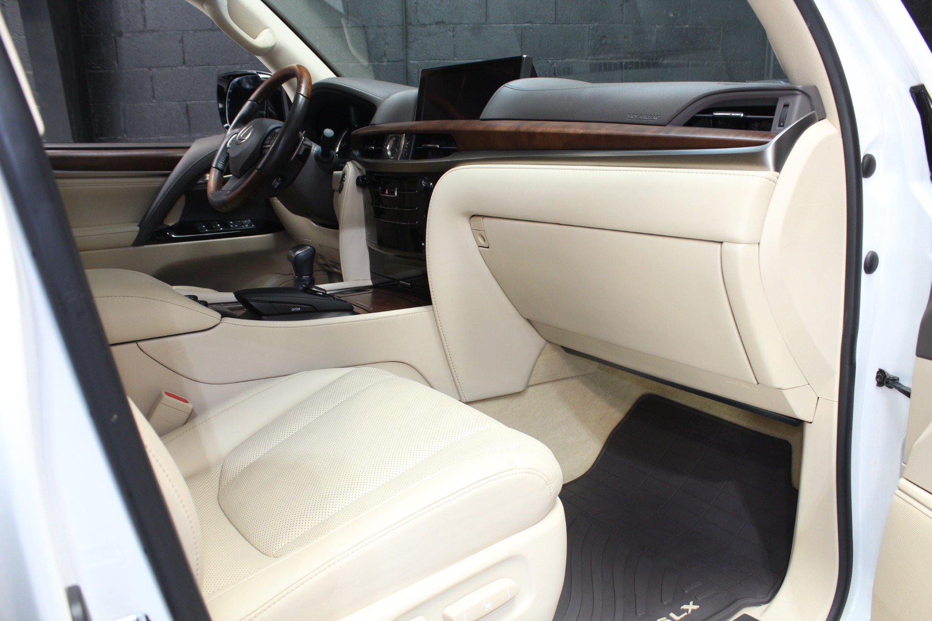 Used 2021 Lexus LX 570 4WD w/ Luxury Package image 50
