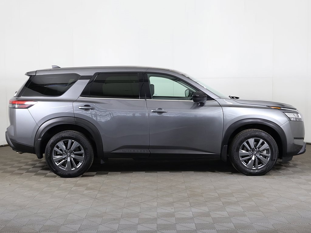 Used 2024 Nissan Pathfinder S image 16
