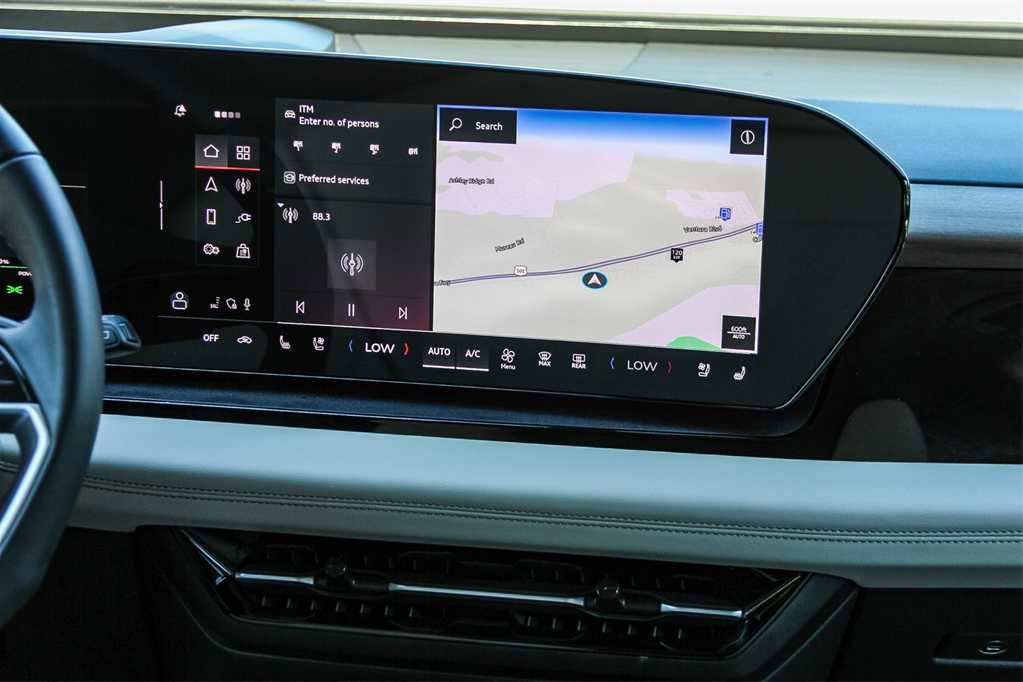 Used 2025 Audi Q6 e-tron Premium Plus image 15