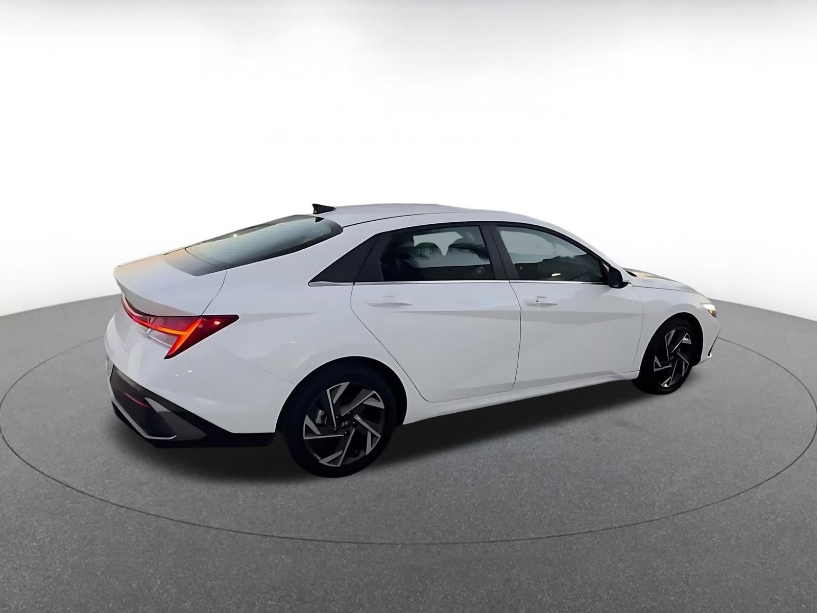 Used 2025 Hyundai Elantra SEL image 14