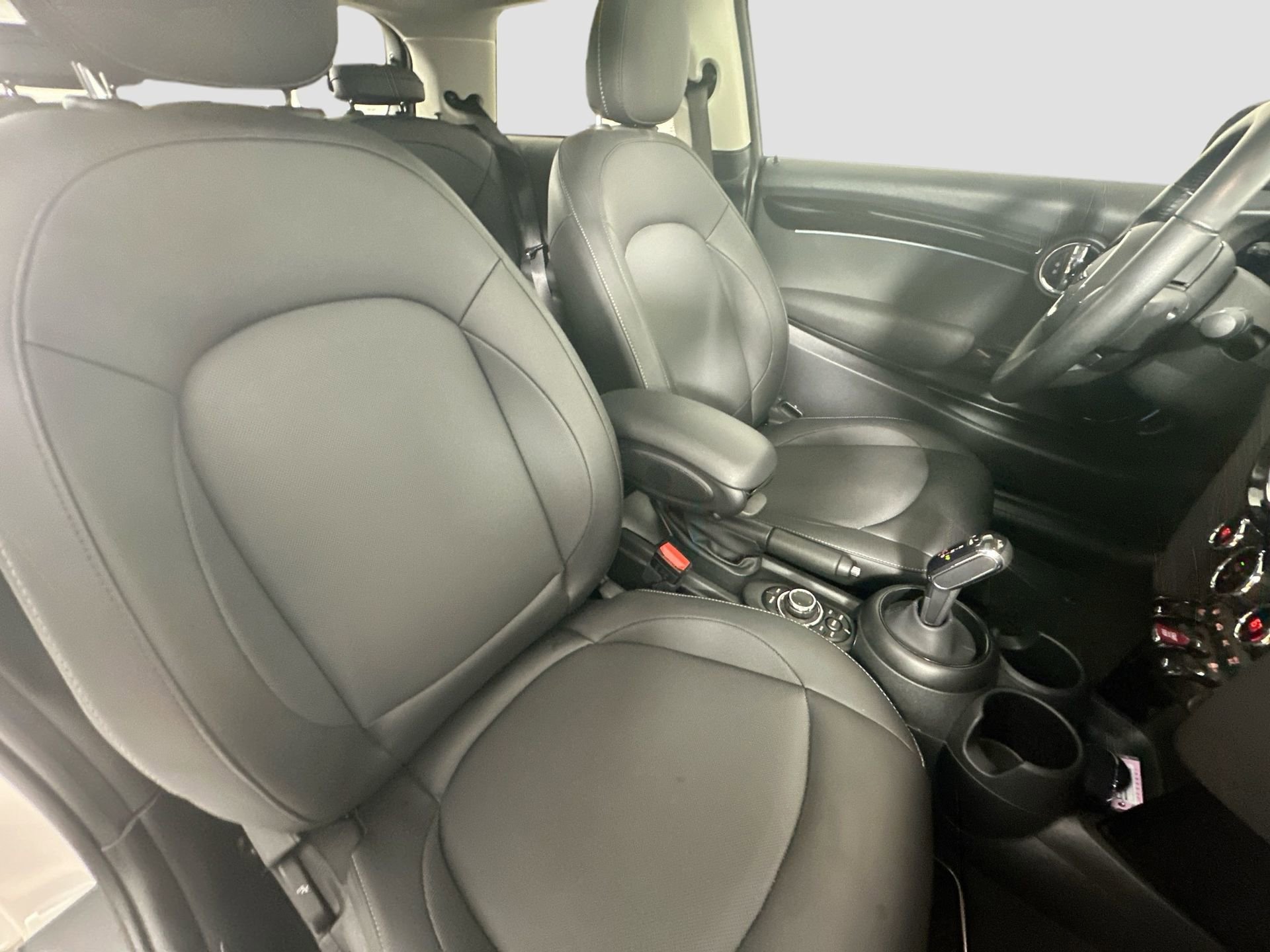 Used 2023 MINI Cooper 2-Door Hardtop image 32