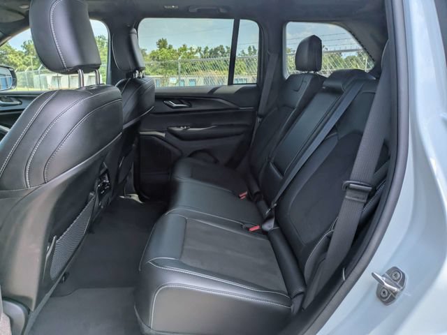 Used 2025 Jeep Grand Cherokee Altitude AWD/4WD image 15