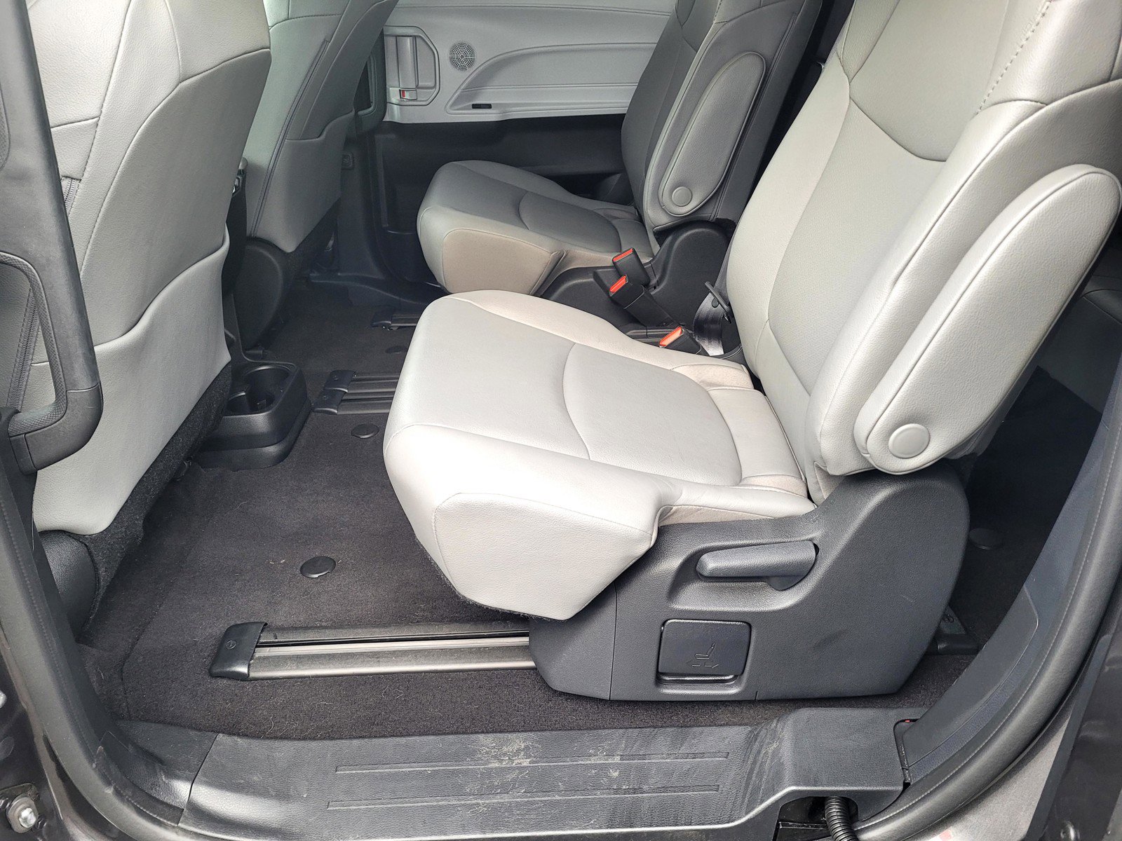 Used 2025 Toyota Sienna XLE image 13