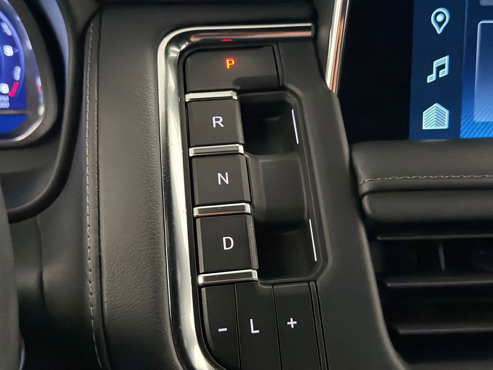 Used 2024 Chevrolet Suburban LT image 28