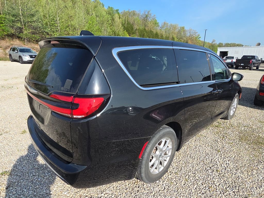 Used 2023 Chrysler Pacifica Touring-L image 6
