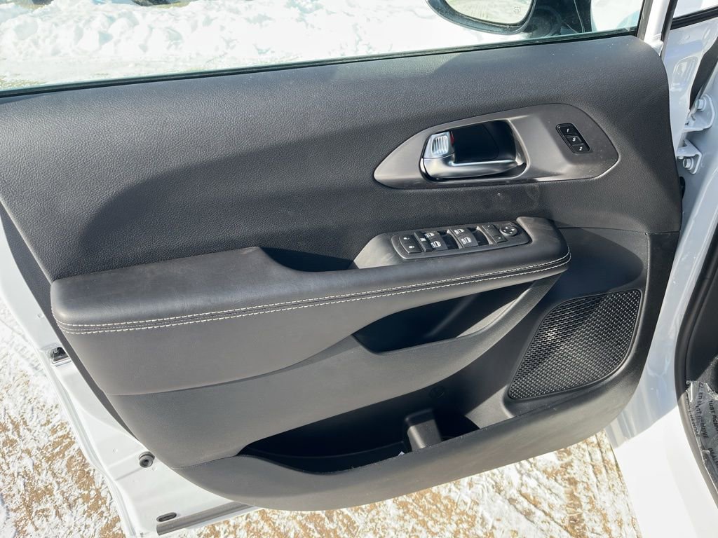 New 2026 Chrysler Pacifica Select FWD image 17