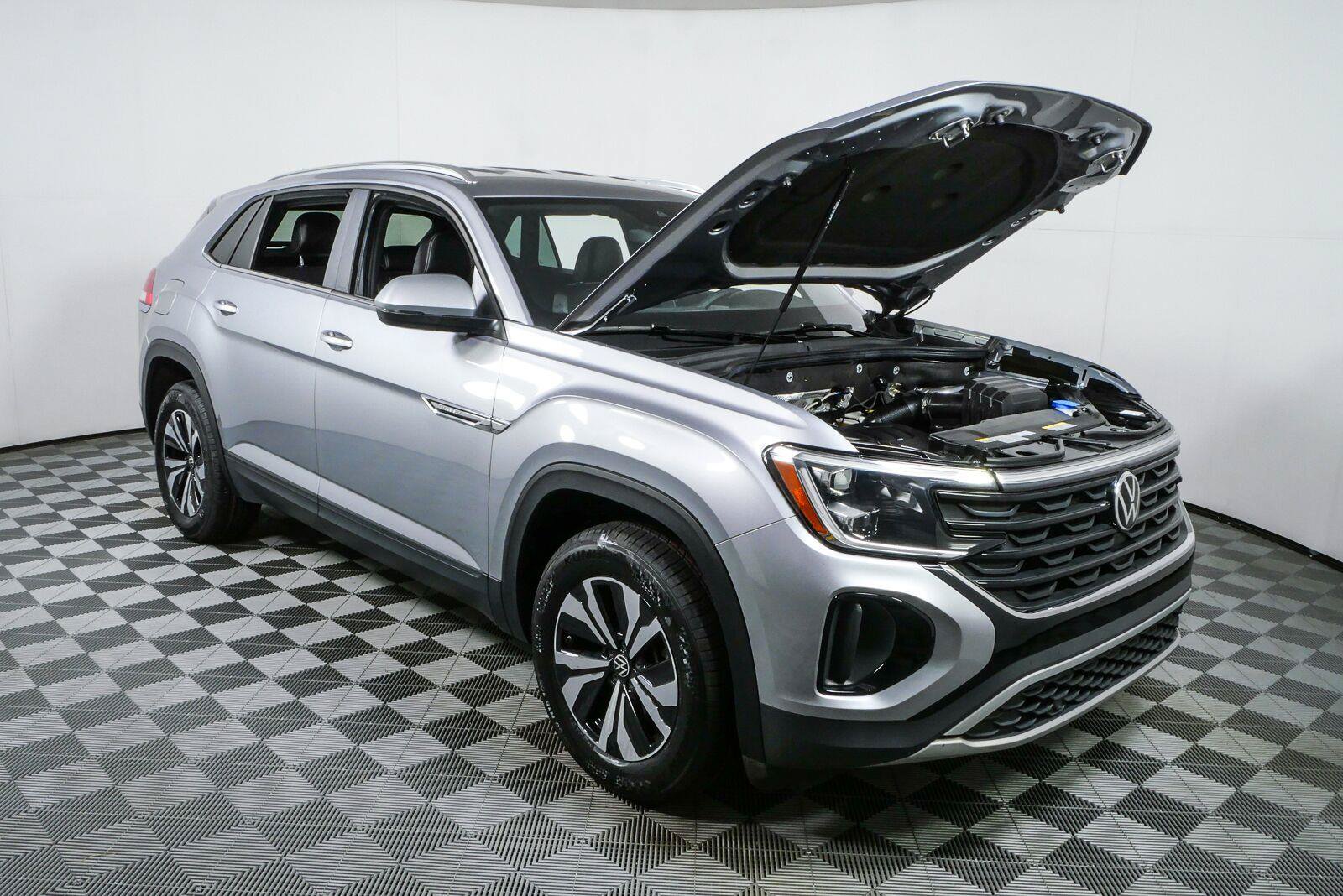 Certified 2024 Volkswagen Atlas Cross Sport SE FWD image 9