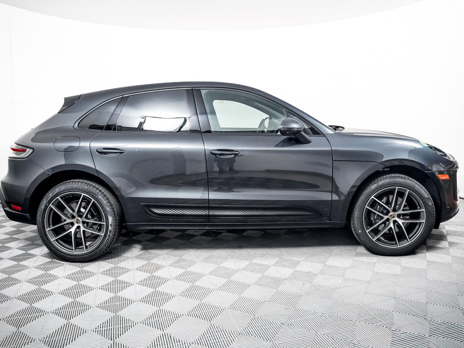 Certified 2025 Porsche Macan AWD/4WD image 9