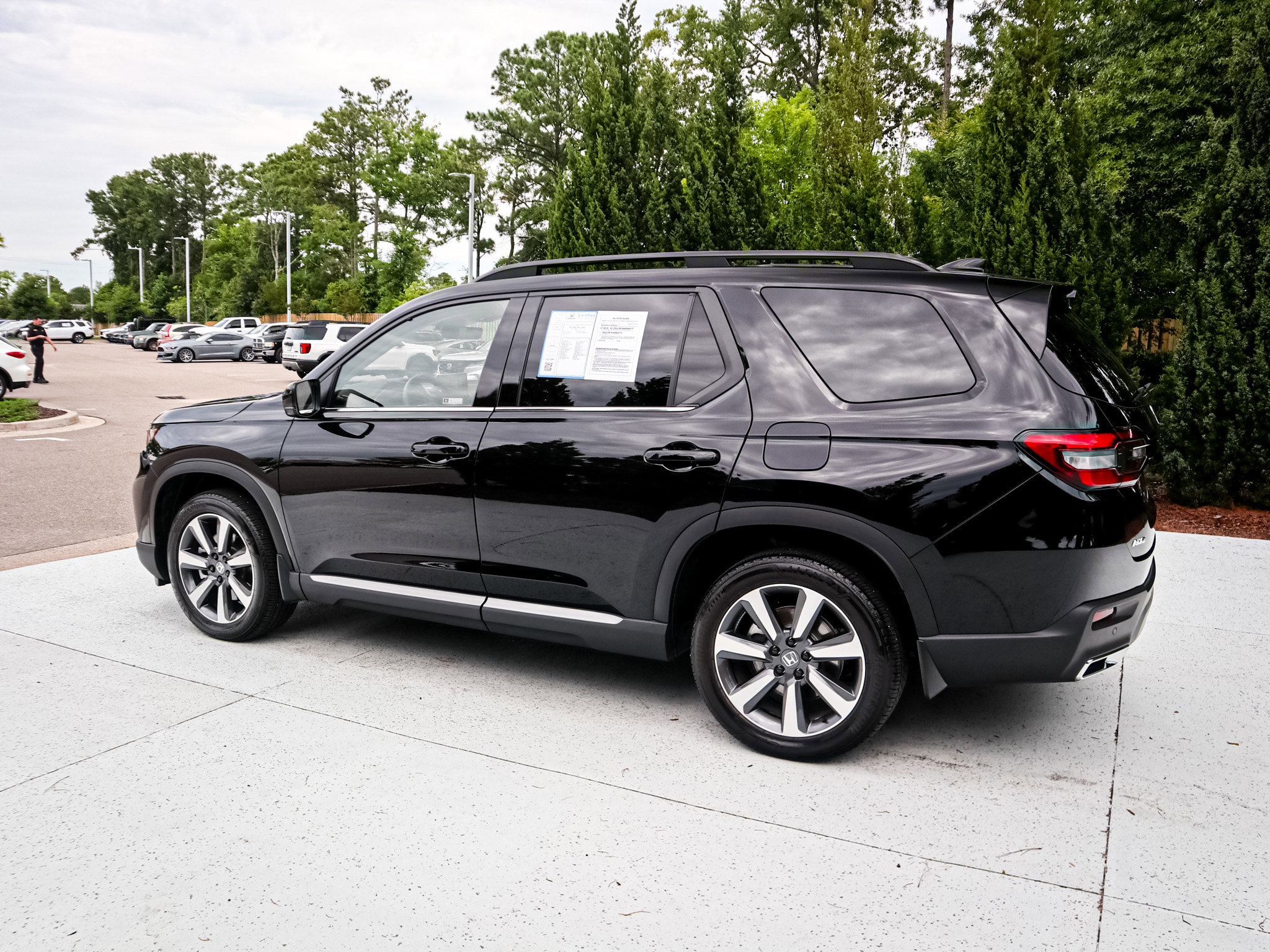 Used 2025 Honda Pilot Touring image 7