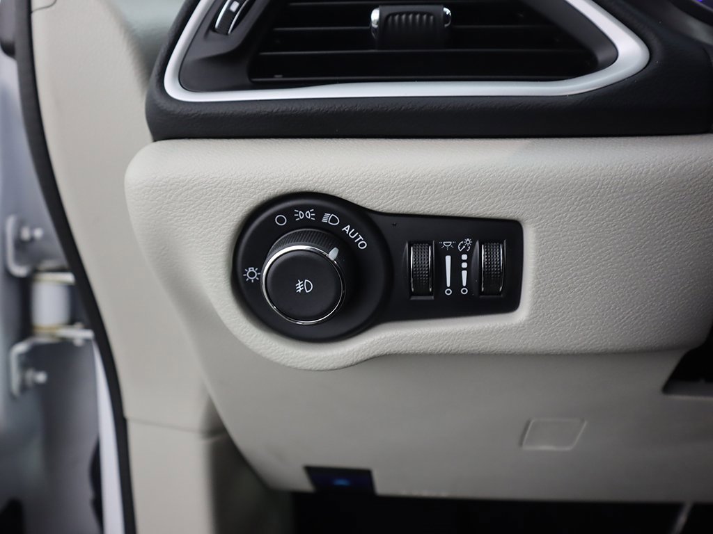 Used 2024 Chrysler Pacifica Touring-L image 38