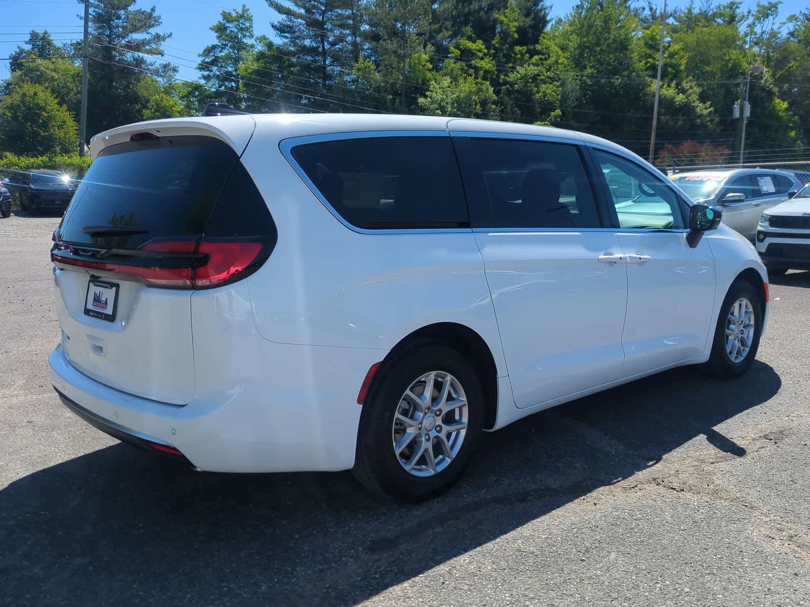 New 2027 Chrysler Pacifica Select FWD image 8