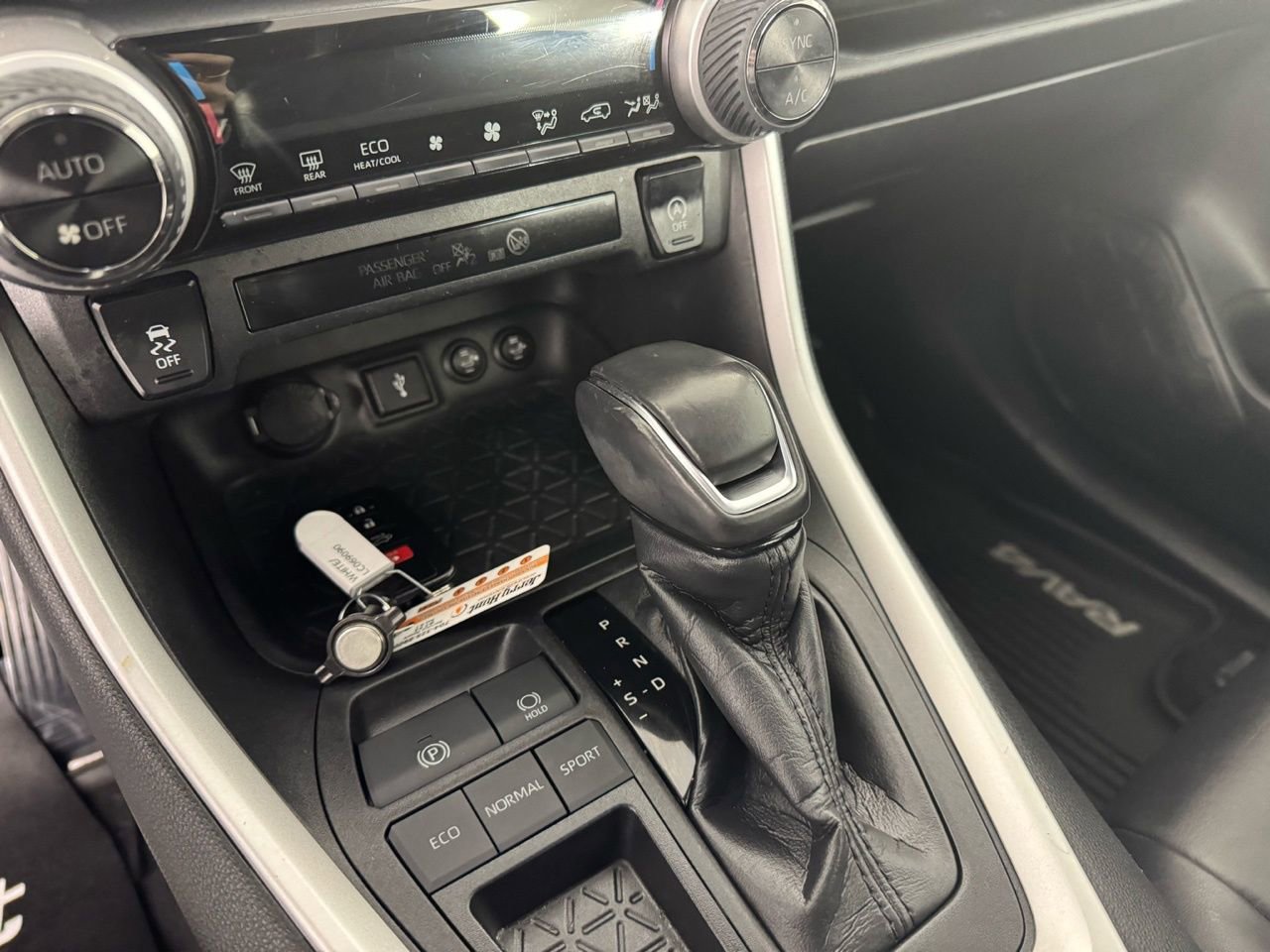 Used 2020 Toyota RAV4 XLE Premium image 19