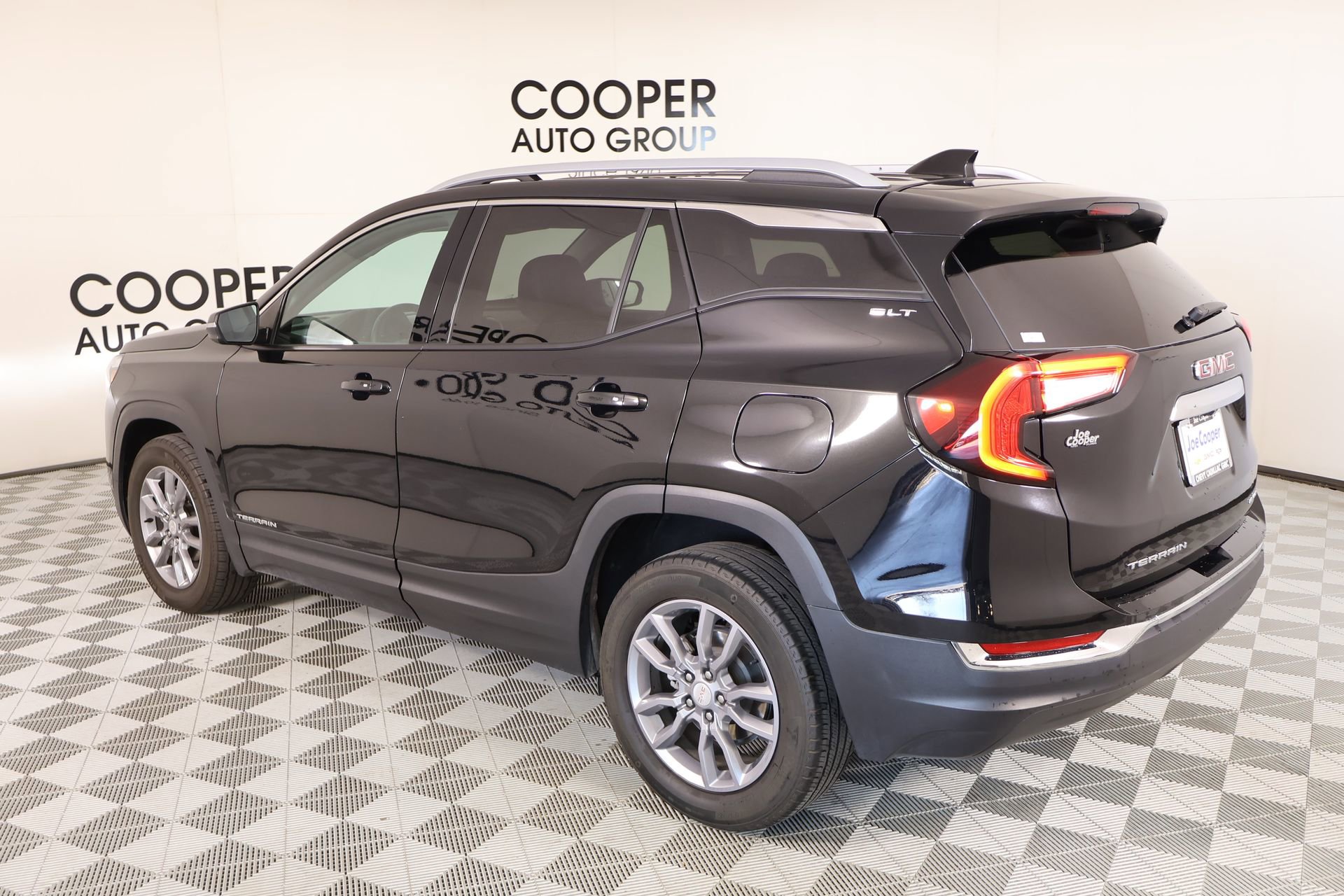 Used 2024 GMC Terrain SLT image 21