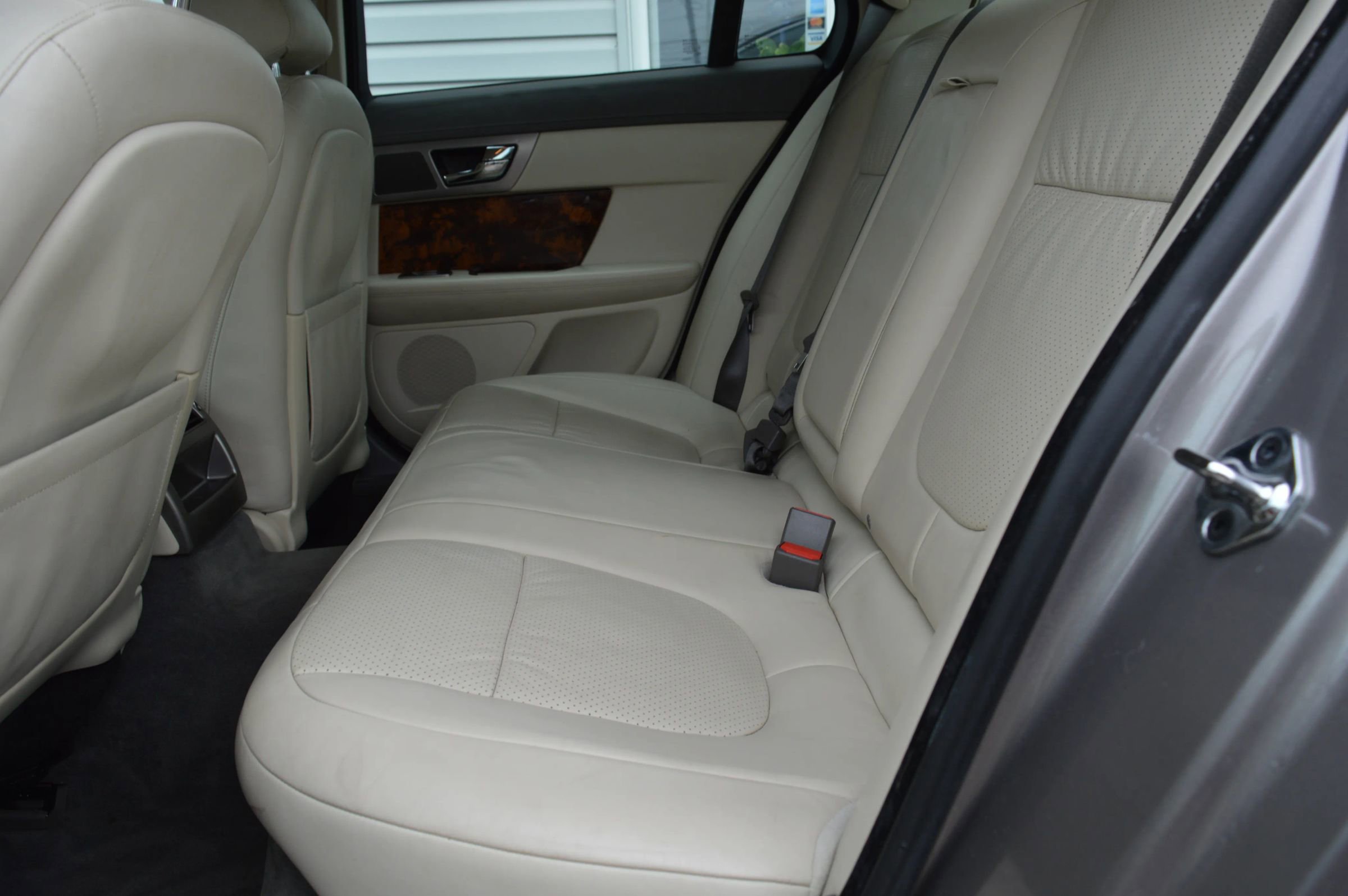 Used 2010 Jaguar XF Premium image 16